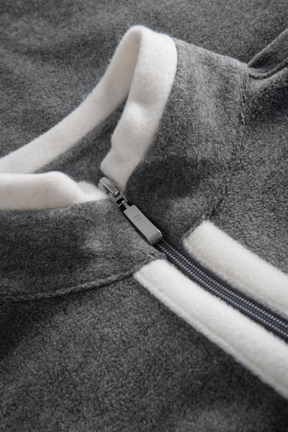 Ganzkörperbild von Féraud Hausanzug