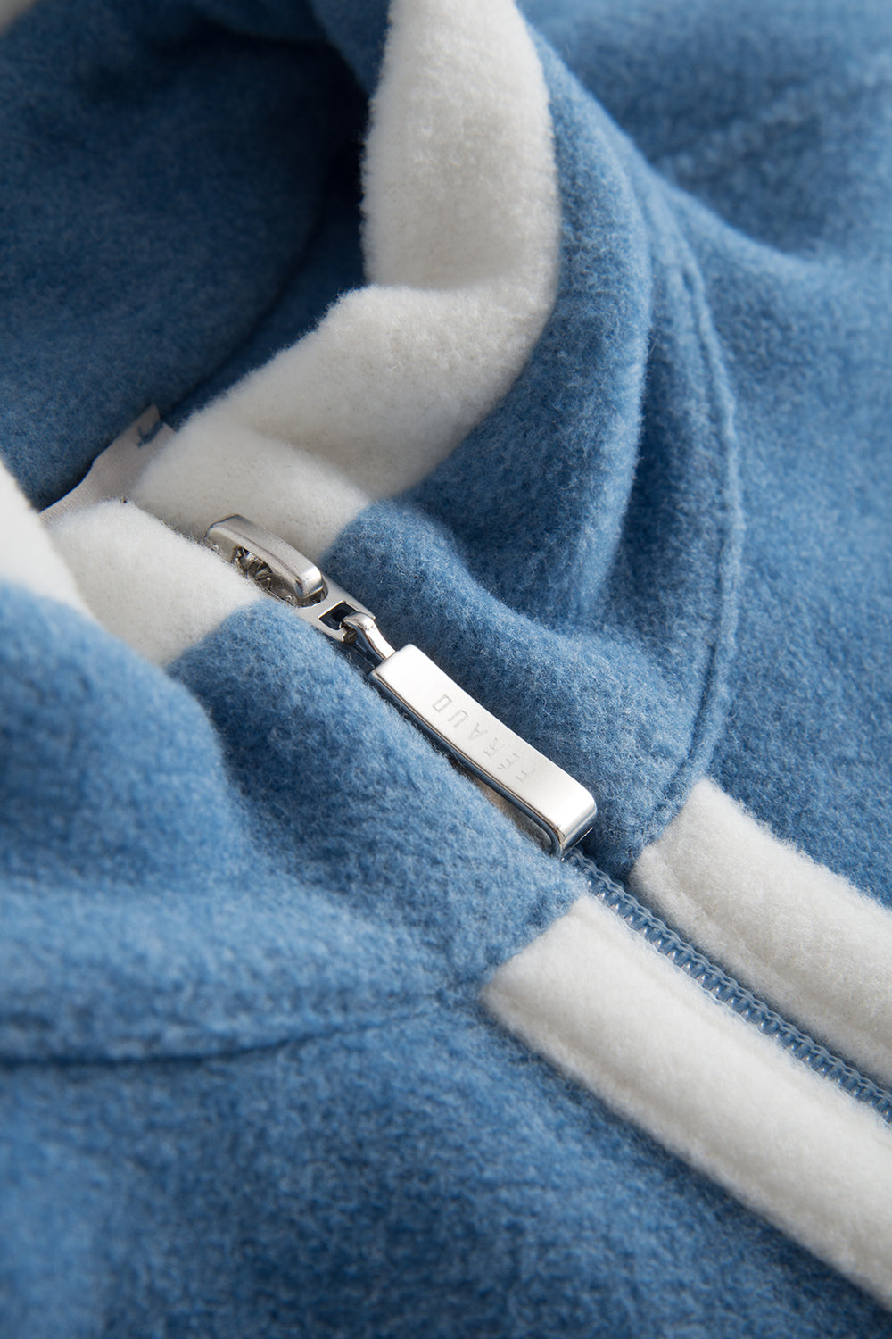 Ganzkörperbild von Féraud Hausanzug