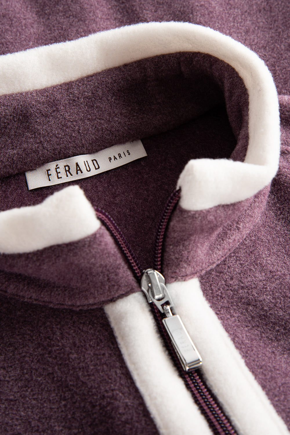 Ganzkörperbild von Féraud Hausanzug