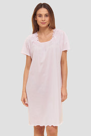 Frontalbild von Féraud Nachthemd Knielang