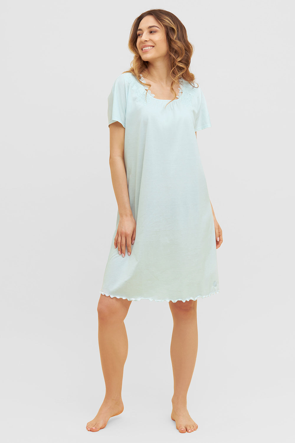 Frontalbild von Féraud Nachthemd Knielang