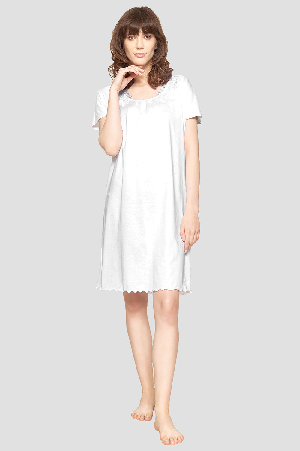 Frontalbild von Féraud Nachthemd Knielang